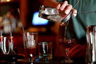 Cocktail_pouring_bar_553331677