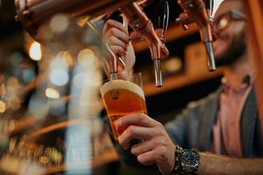 bartender_pub_pullingpint_GettyImages-1204647372