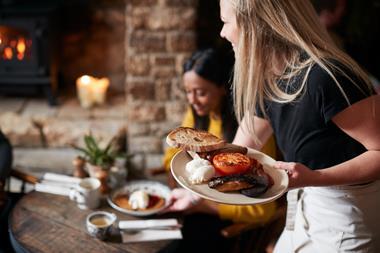 Waitress_serving_meal_GettyImages_1167590348