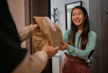 delivery_food_GettyImages-1447131862