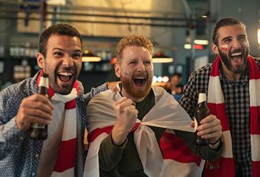 England-football-fans-in-pub