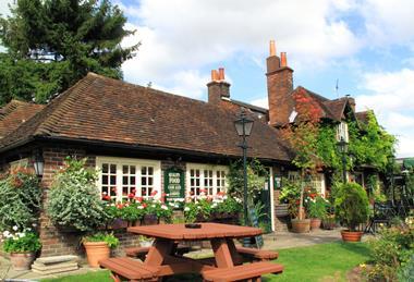 country_pub_exterior_GettyImages-104663086