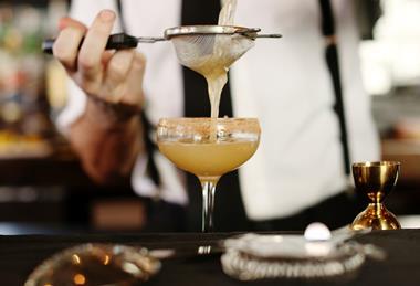cocktail_bar_bartender_GettyImages_635173049