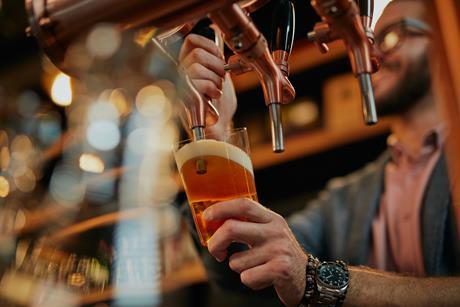 bartender_pub_pullingpint_GettyImages-1204647372